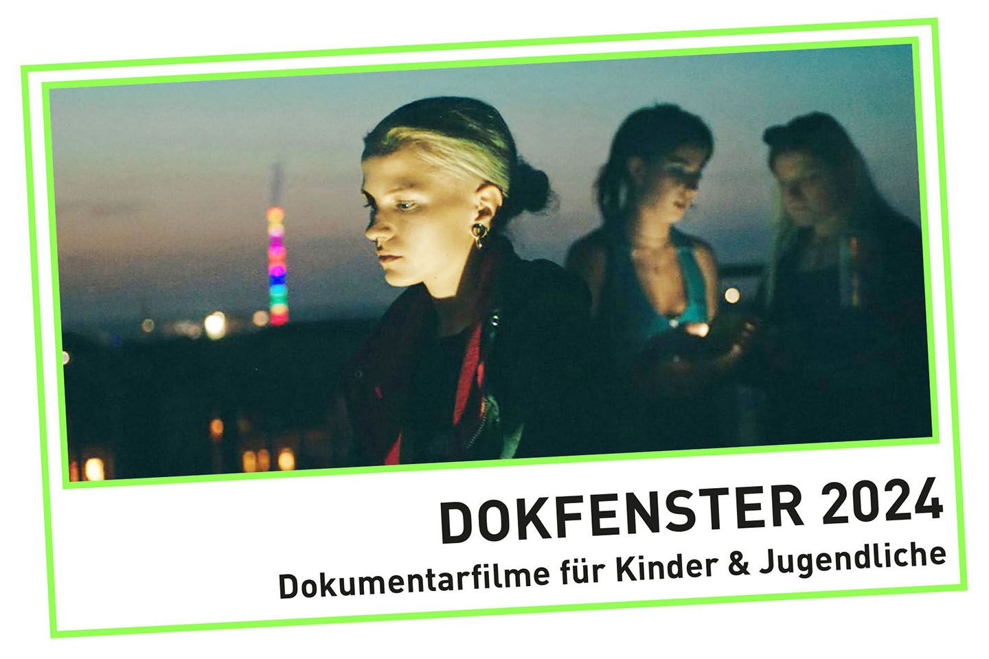 Drei Mädchen bei Dämmerung, im Hintergrund ein bunt beleuchteter Turm. Unter dem grün gerahmten Bild steht: „DOKFENSTER – Dokumentarfilme für Kinder & Jugendliche“.