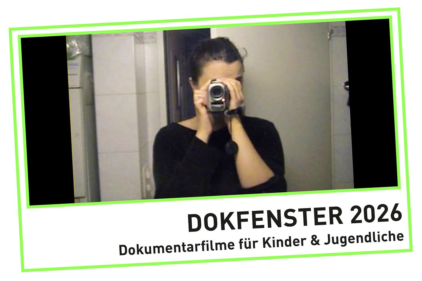In einem schrägen hellgrünen Rahmen ist in den oberen drei Vierteln das Bild einer jungen Frau mit schwarzem Pulli und dunklen Haaren, die vor ihrem Gesicht eine Kamera hält mit der sie uns ansieht. Darunter schwarz auf weiß: Dokfenster  und darunter etwas kleiner Dokumentarfilme für Kinder und Jugendliche.